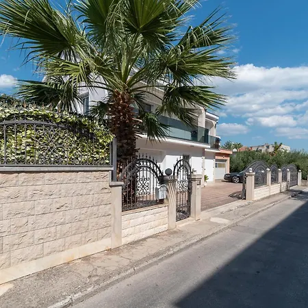 Vila Vila Snjezana *